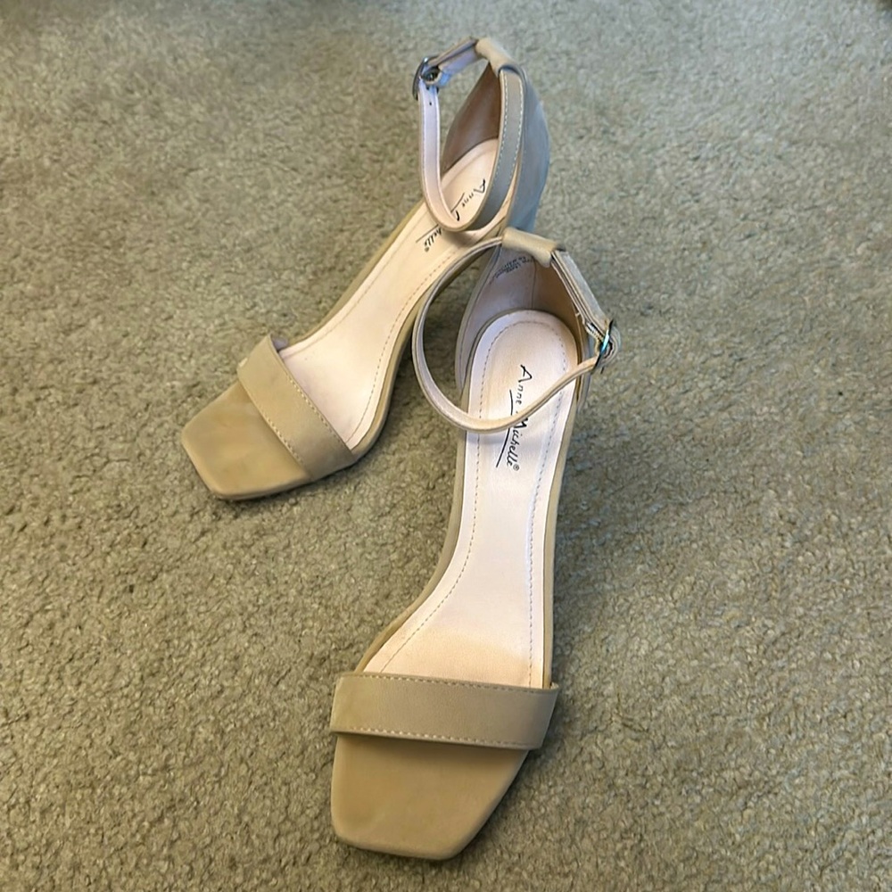 Anne Michelle Nude Suede heels (9W) - Picture 4 of 4